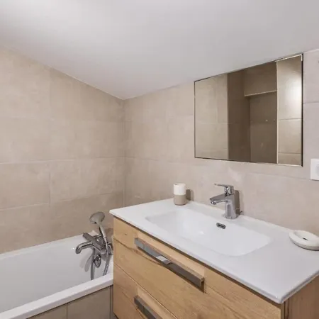 Welcoming With Swimming Pools Near The Slopes Apartament